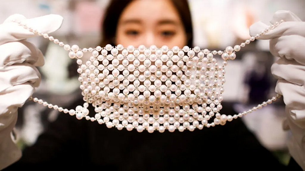 كمامات من الألماس واللؤلؤ.. الفخامة تحارب كورونا